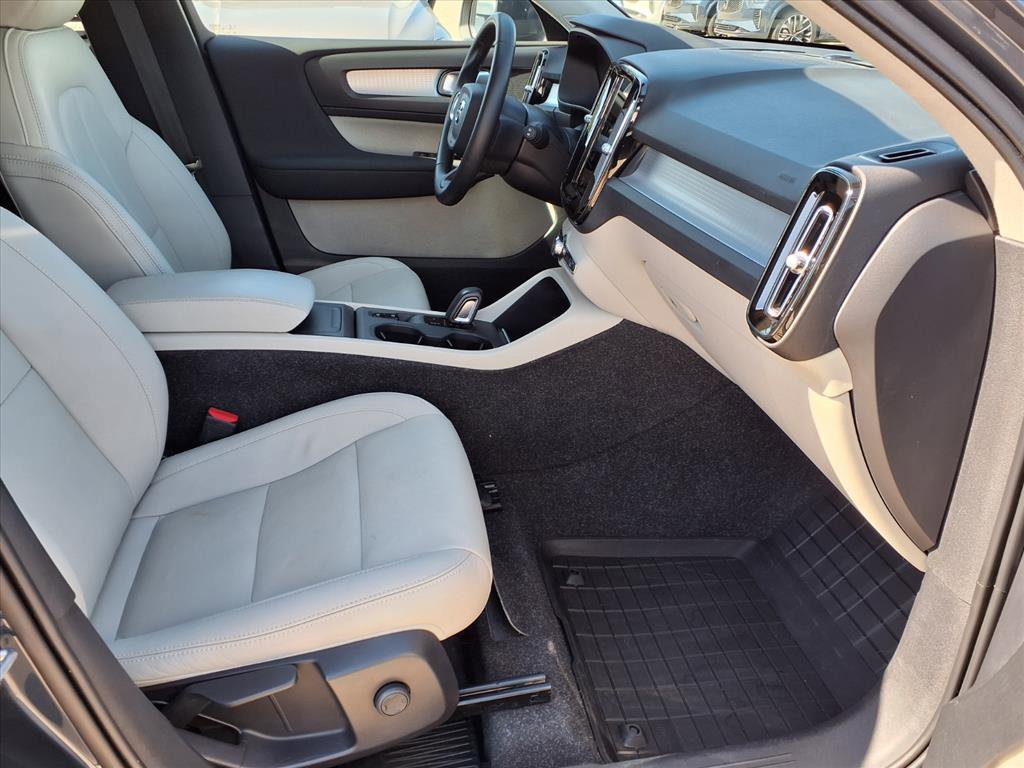 Used 2021 Volvo XC40 T4 Momentum w/ Protection Package Premier image 11