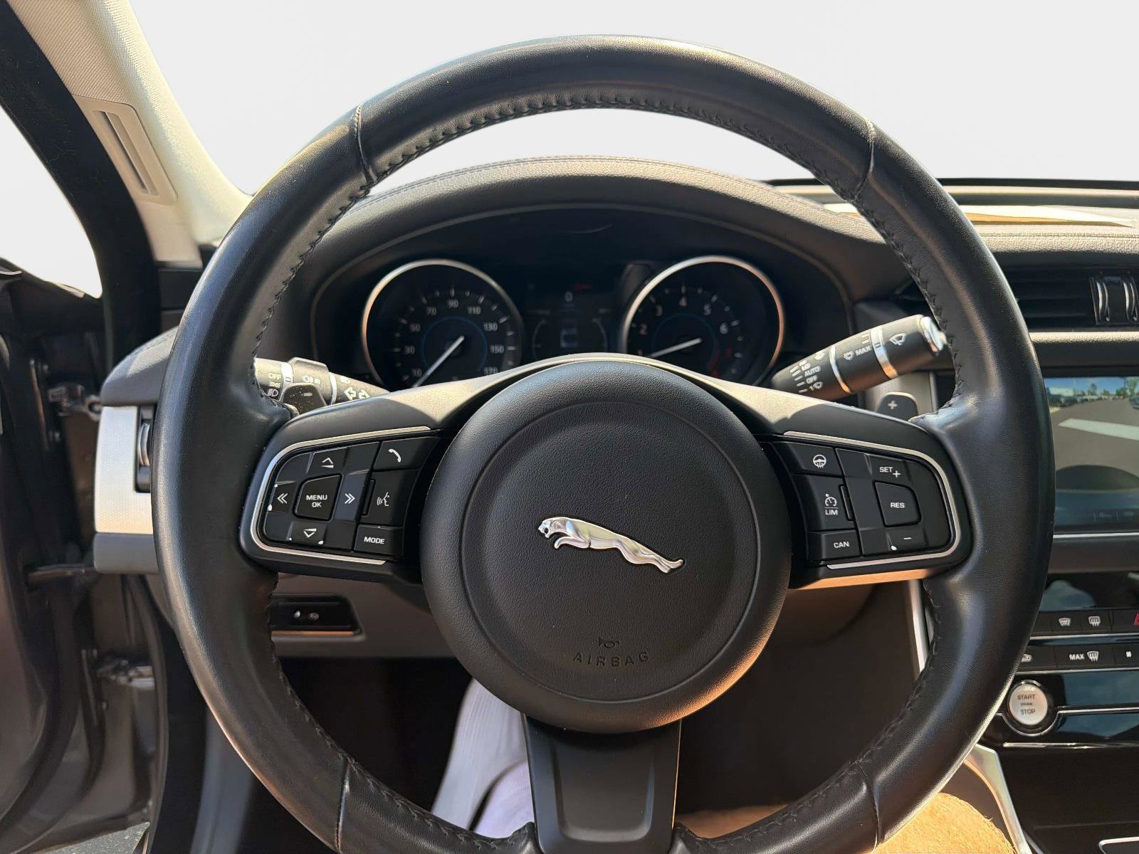 Used 2018 Jaguar XF Premium RWD image 26