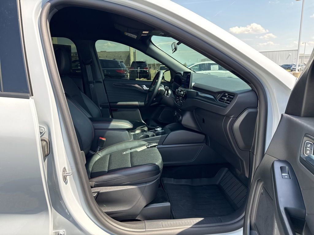 Used 2025 Ford Escape ST-Line w/ Cold Weather Package image 39
