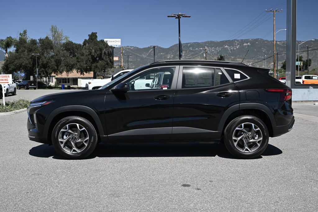 New 2026 Chevrolet Trax LT w/ LPO, Blackout Package FWD image 7