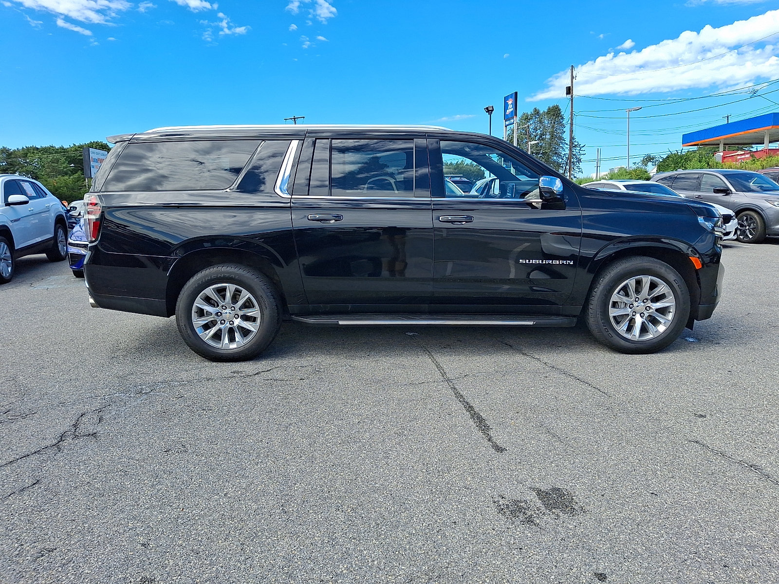 Used 2024 Chevrolet Suburban Premier w/ Premium Package AWD/4WD image 7