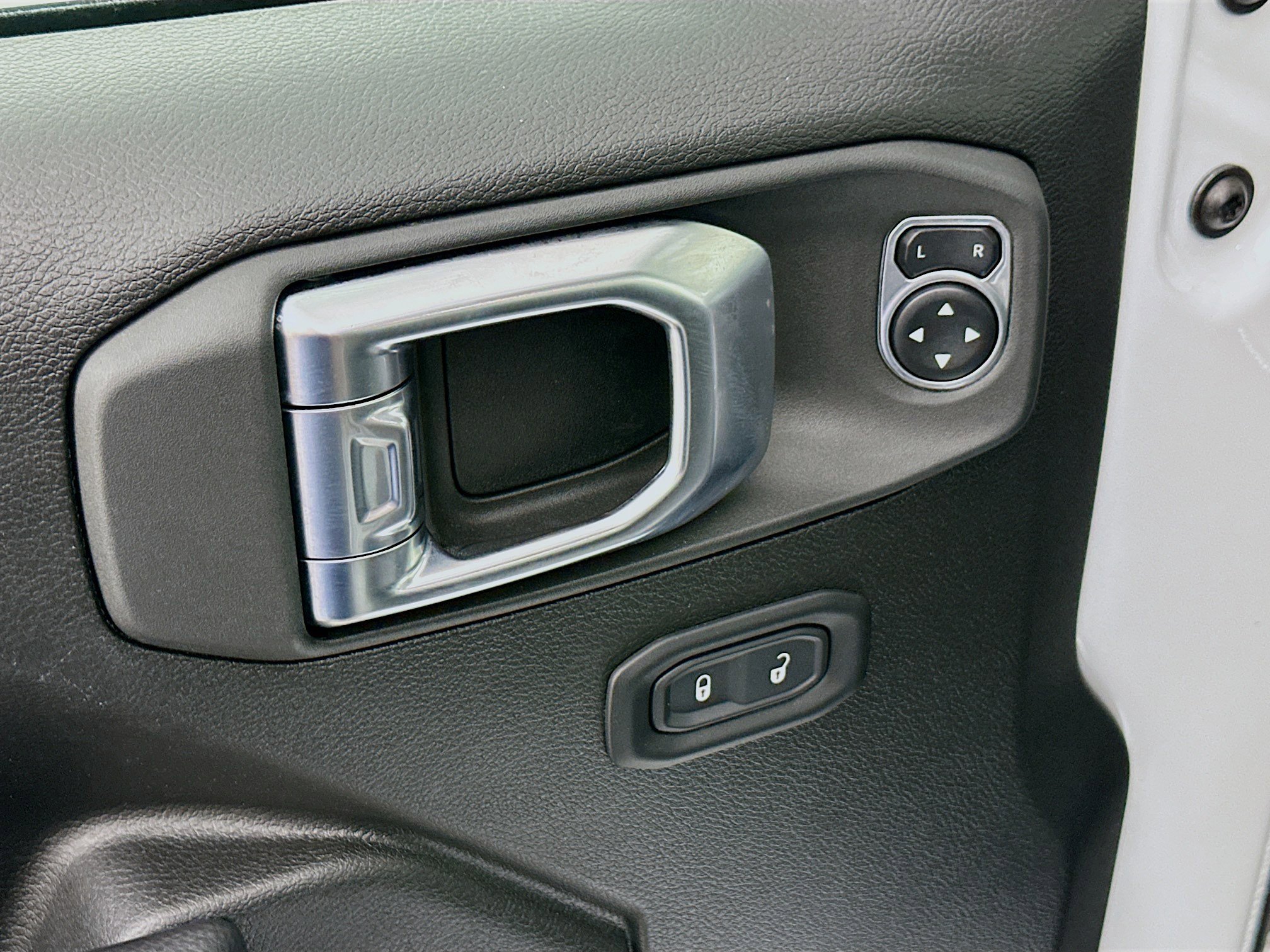 Used 2025 Jeep Wrangler Willys image 15