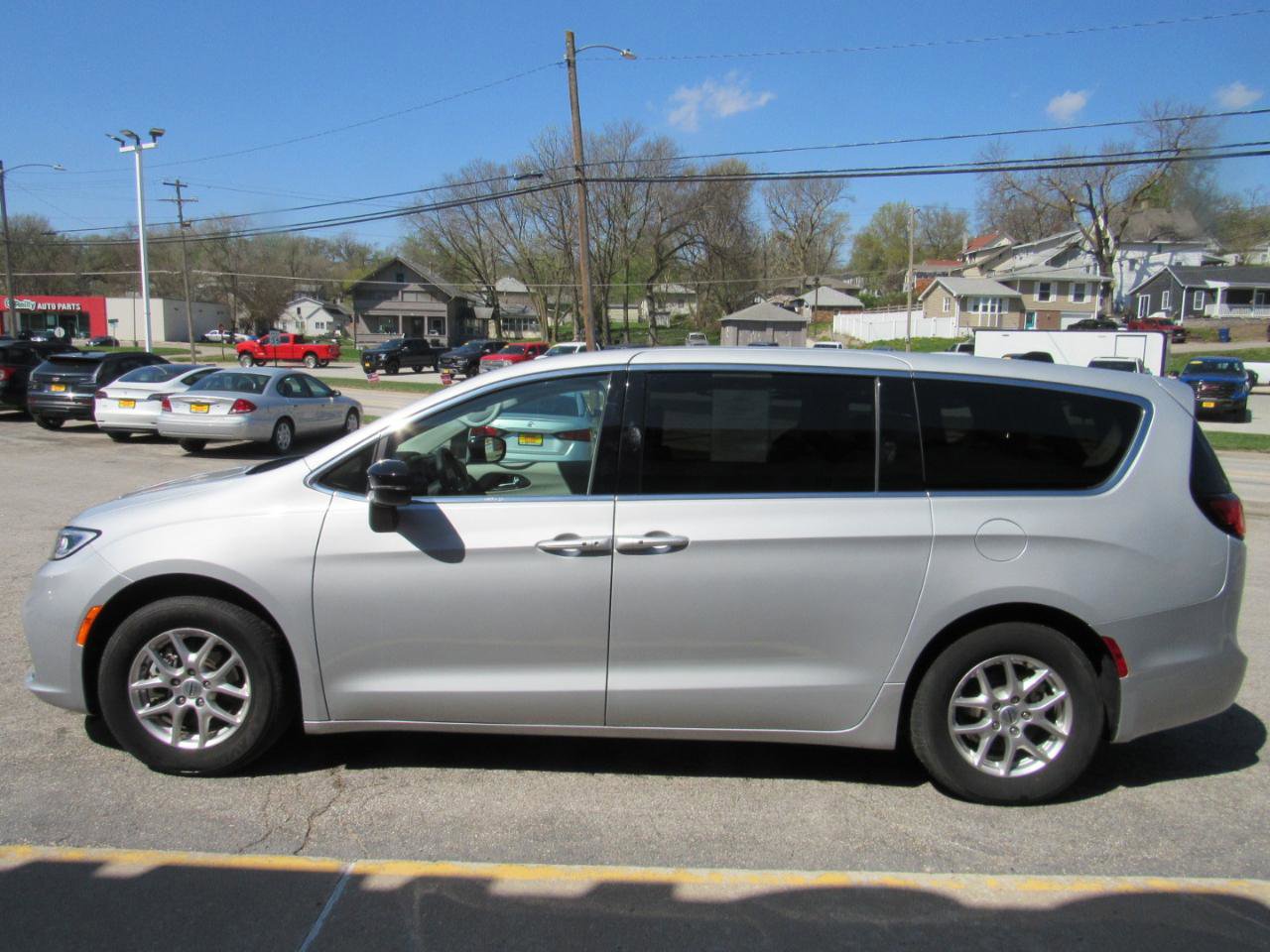 Used 2024 Chrysler Pacifica Touring-L FWD image 10
