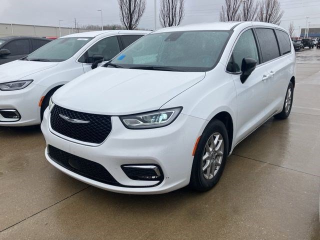 Used 2024 Chrysler Pacifica Touring-L image 1