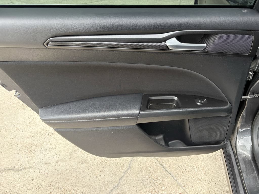 Used 2018 Ford Fusion SE w/ Equipment Group 201A FWD image 22