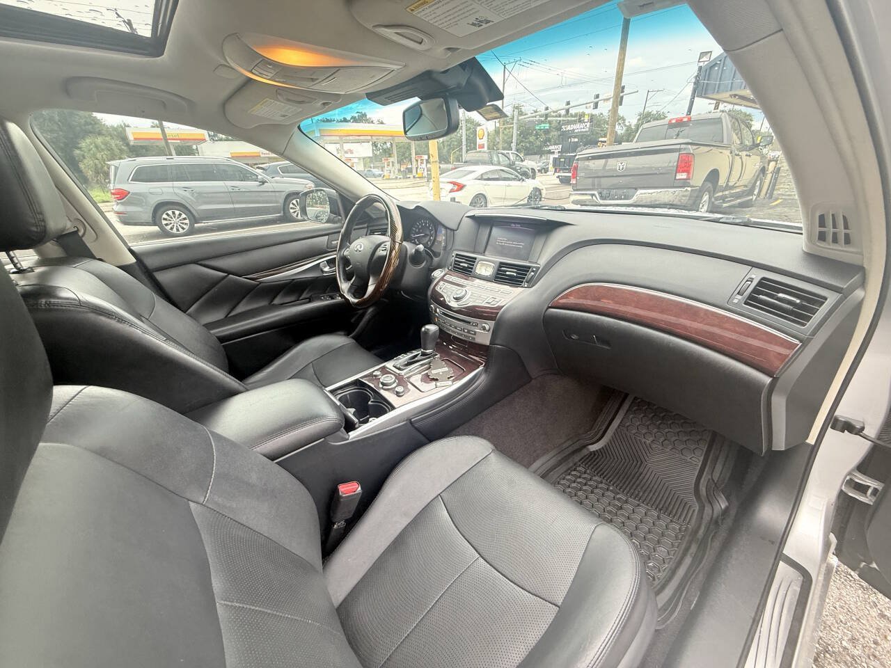 Used 2018 INFINITI Q70 Luxe AWD/4WD image 17