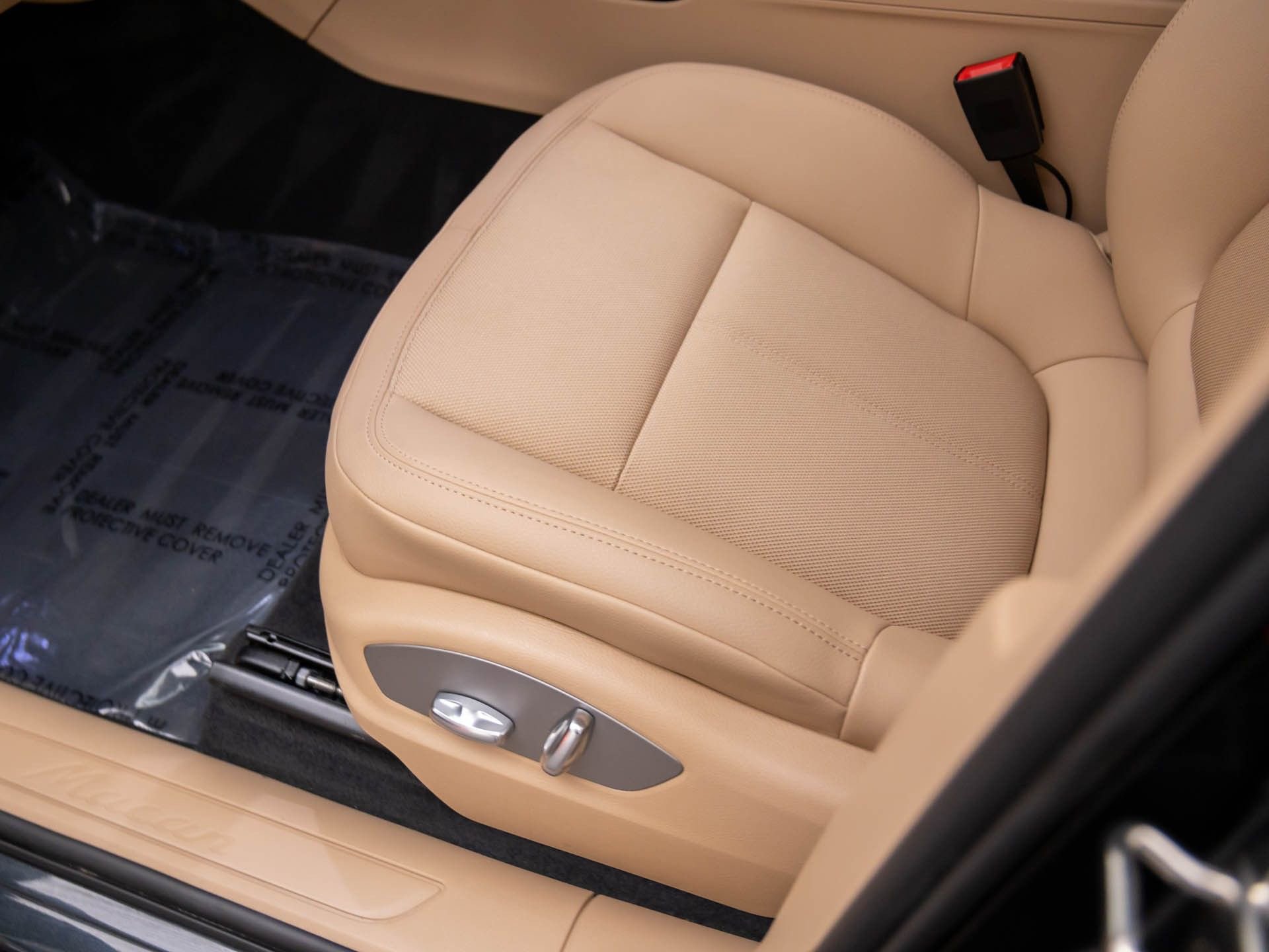 Certified 2025 Porsche Macan image 18