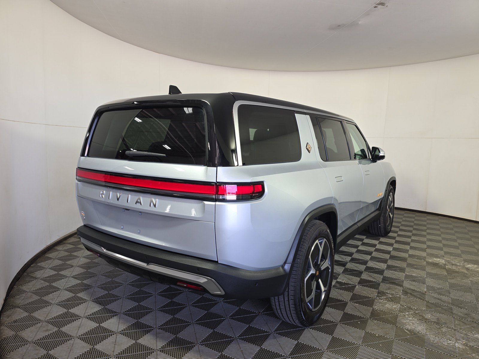Used 2024 Rivian R1S Adventure AWD/4WD image 5