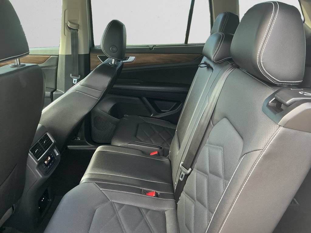 Used 2025 Volkswagen Atlas SE AWD/4WD image 13
