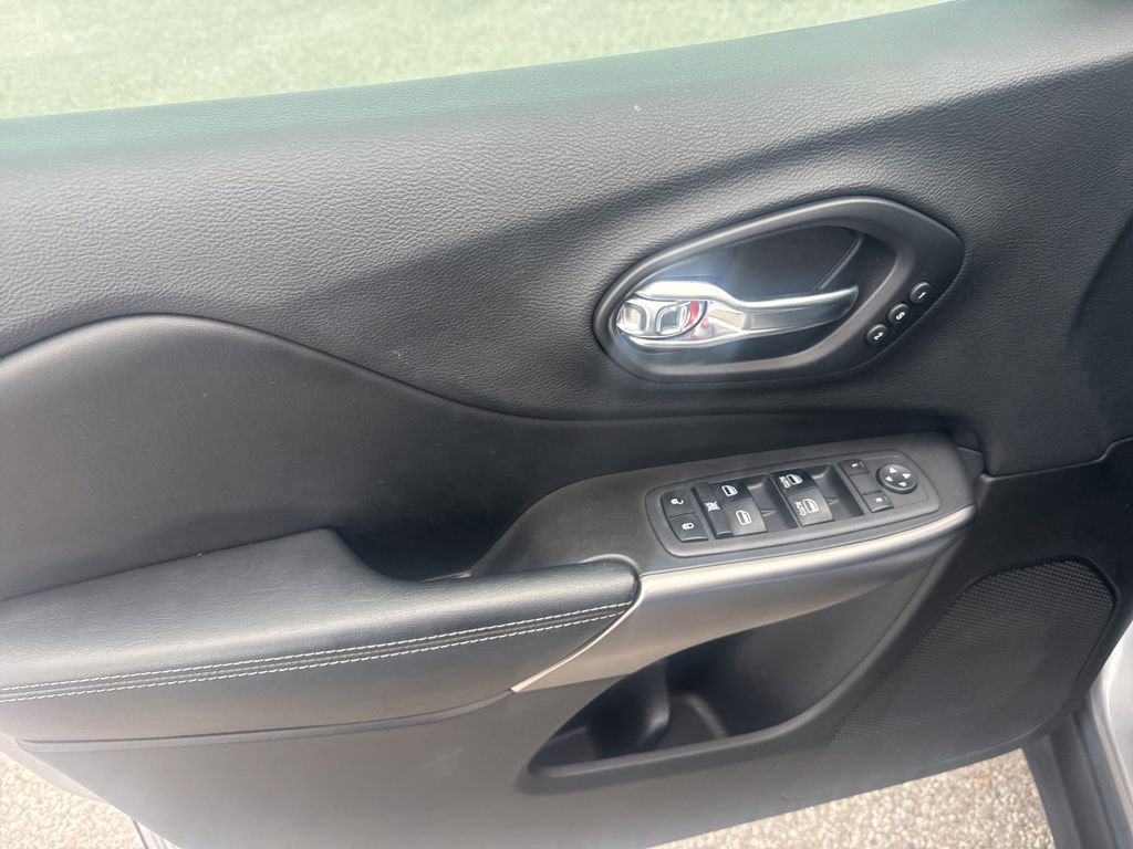 Used 2019 Jeep Cherokee Limited w/ Technology Group FWD image 14