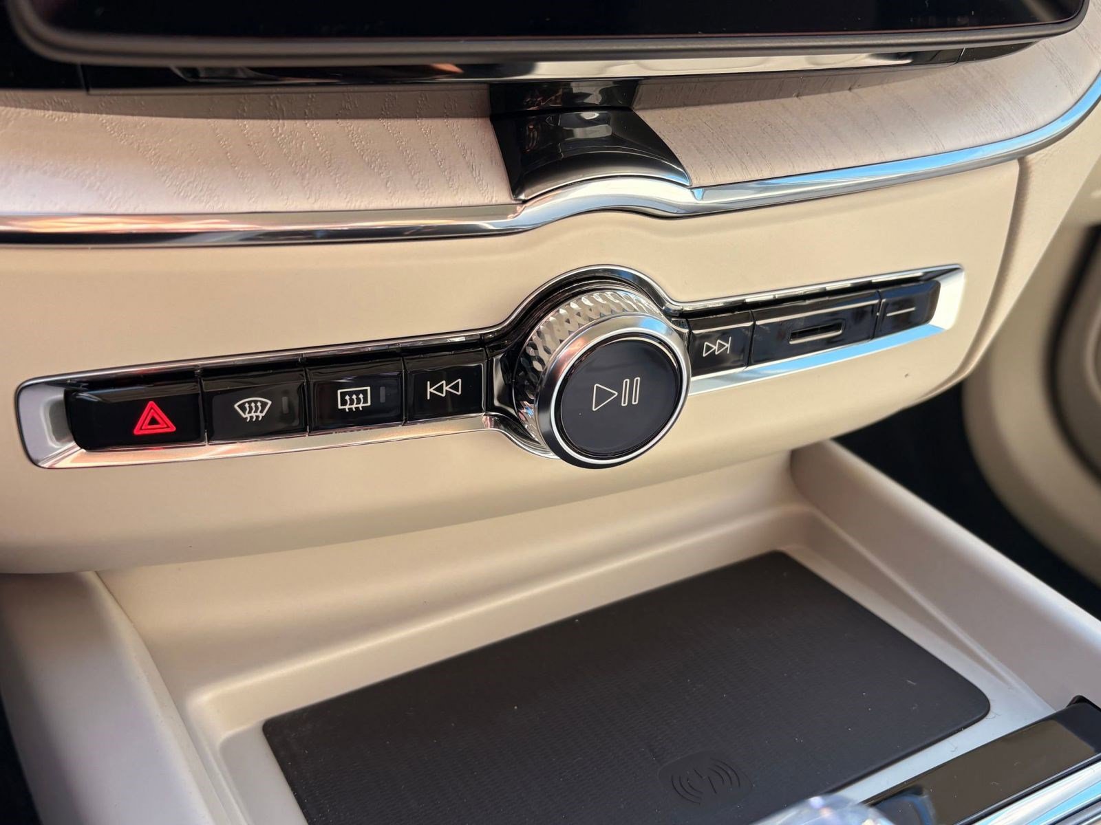 New 2026 Volvo XC60 B5 Ultra w/ Climate Package image 18