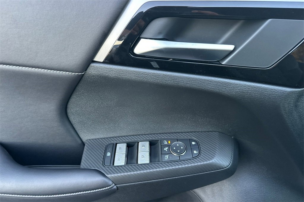 New 2025 Mitsubishi Outlander SE image 12