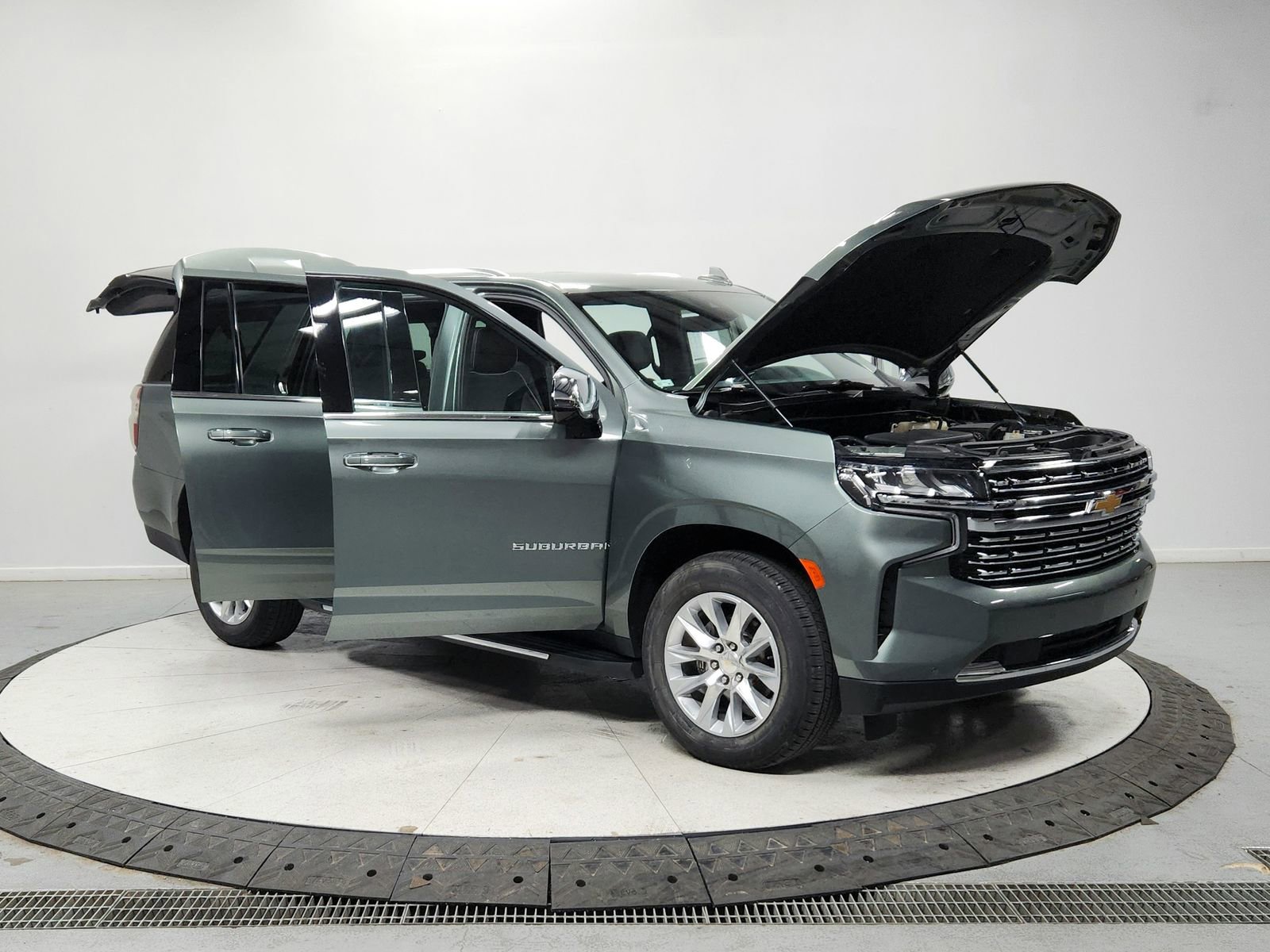 Used 2023 Chevrolet Suburban Premier image 9
