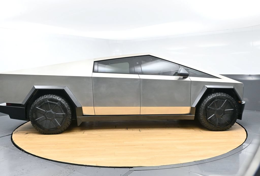 Used 2024 Tesla Cybertruck AWD Crew Cab image 7