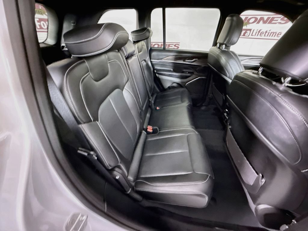 Used 2023 Jeep Grand Cherokee Overland AWD/4WD image 34