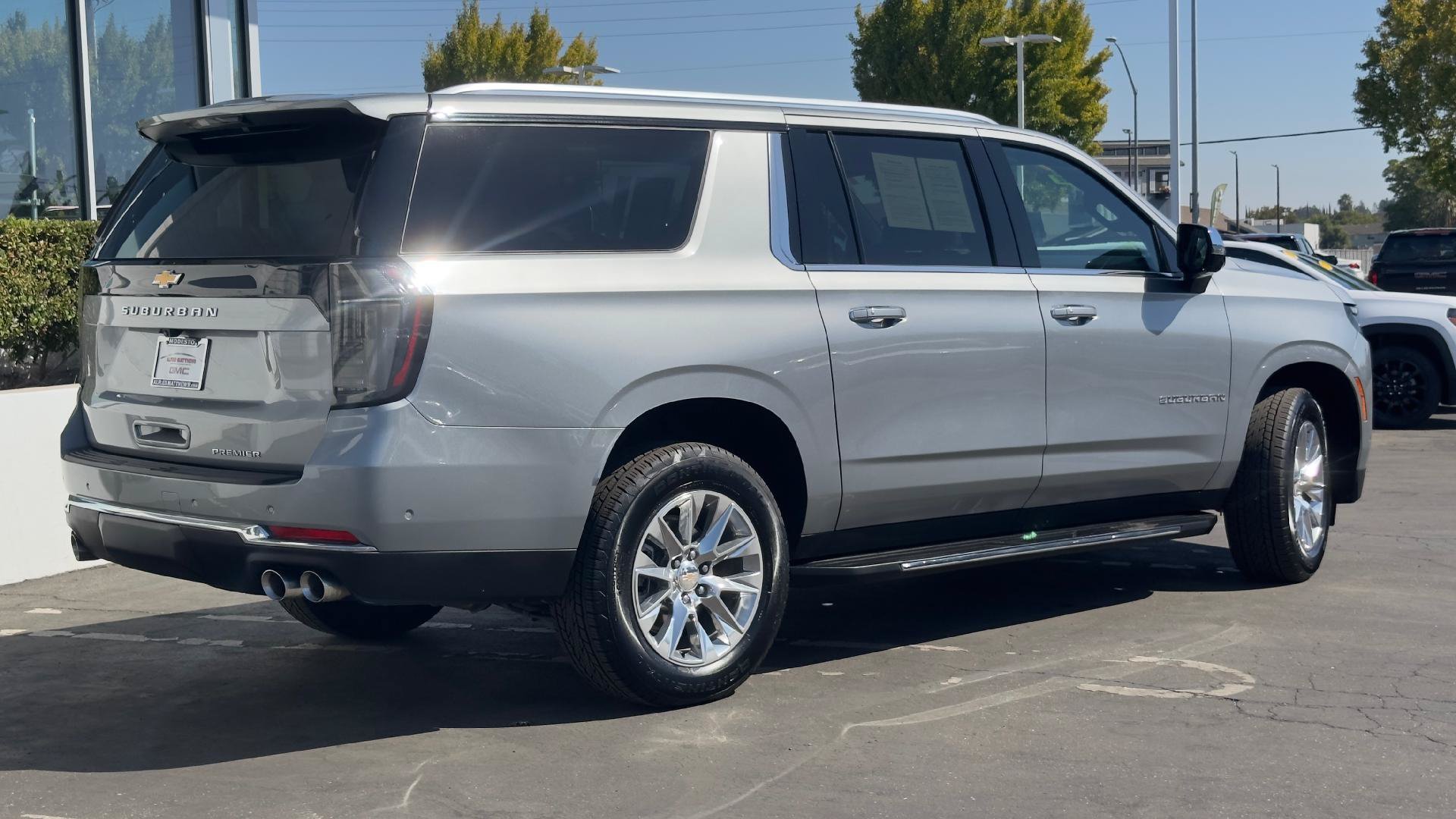 Used 2025 Chevrolet Suburban Premier AWD/4WD image 4