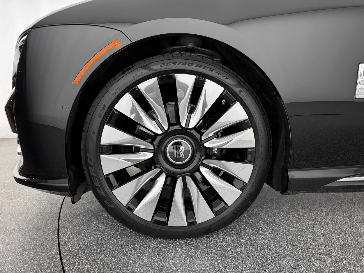 Used 2024 Rolls-Royce Spectre image 34