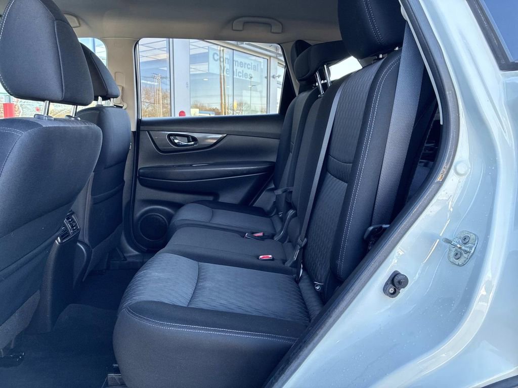 Used 2017 Nissan Rogue SV image 16