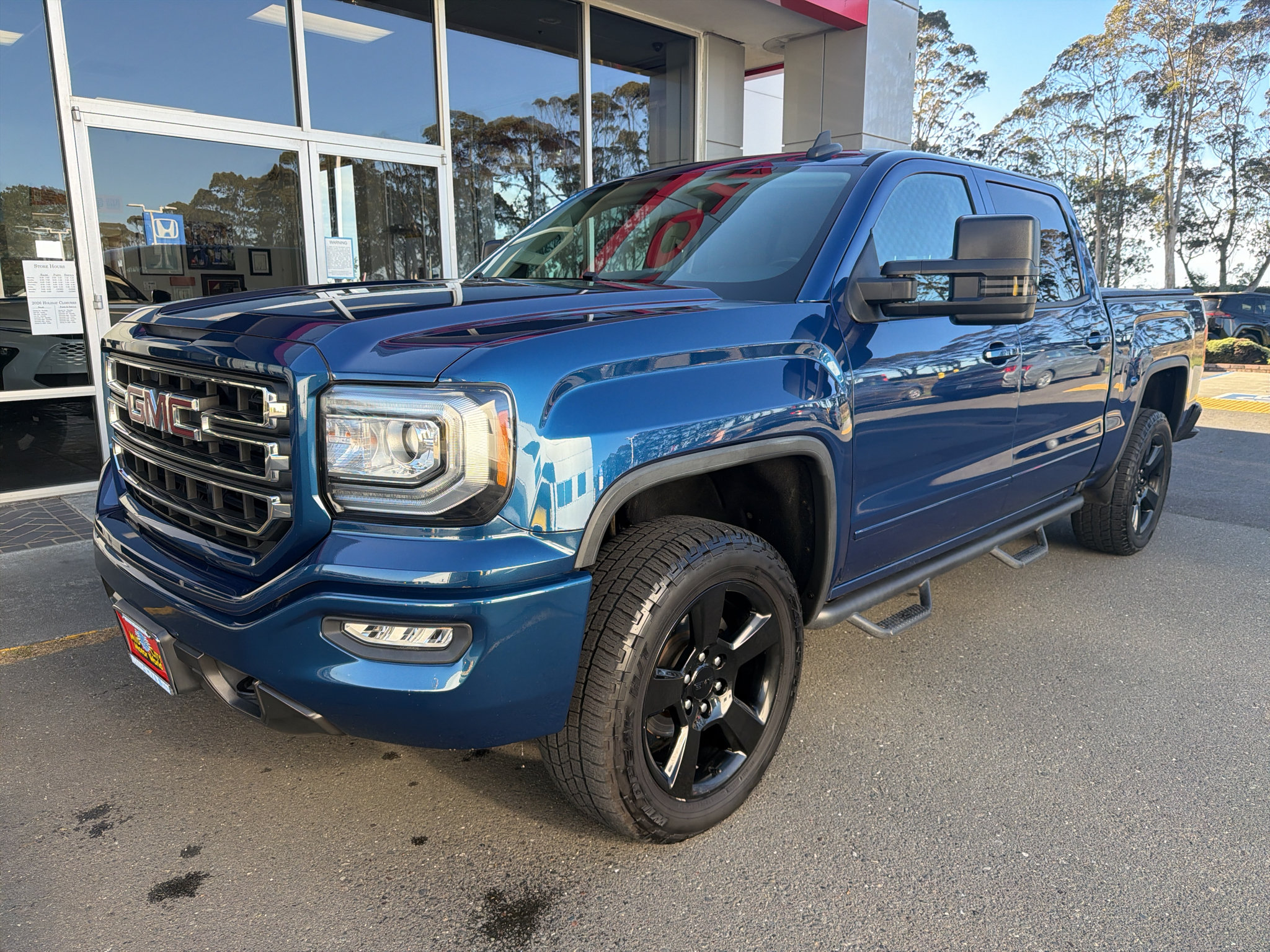 Used 2017 GMC Sierra 1500 SLE w/ SLE Value Package AWD/4WD image 2