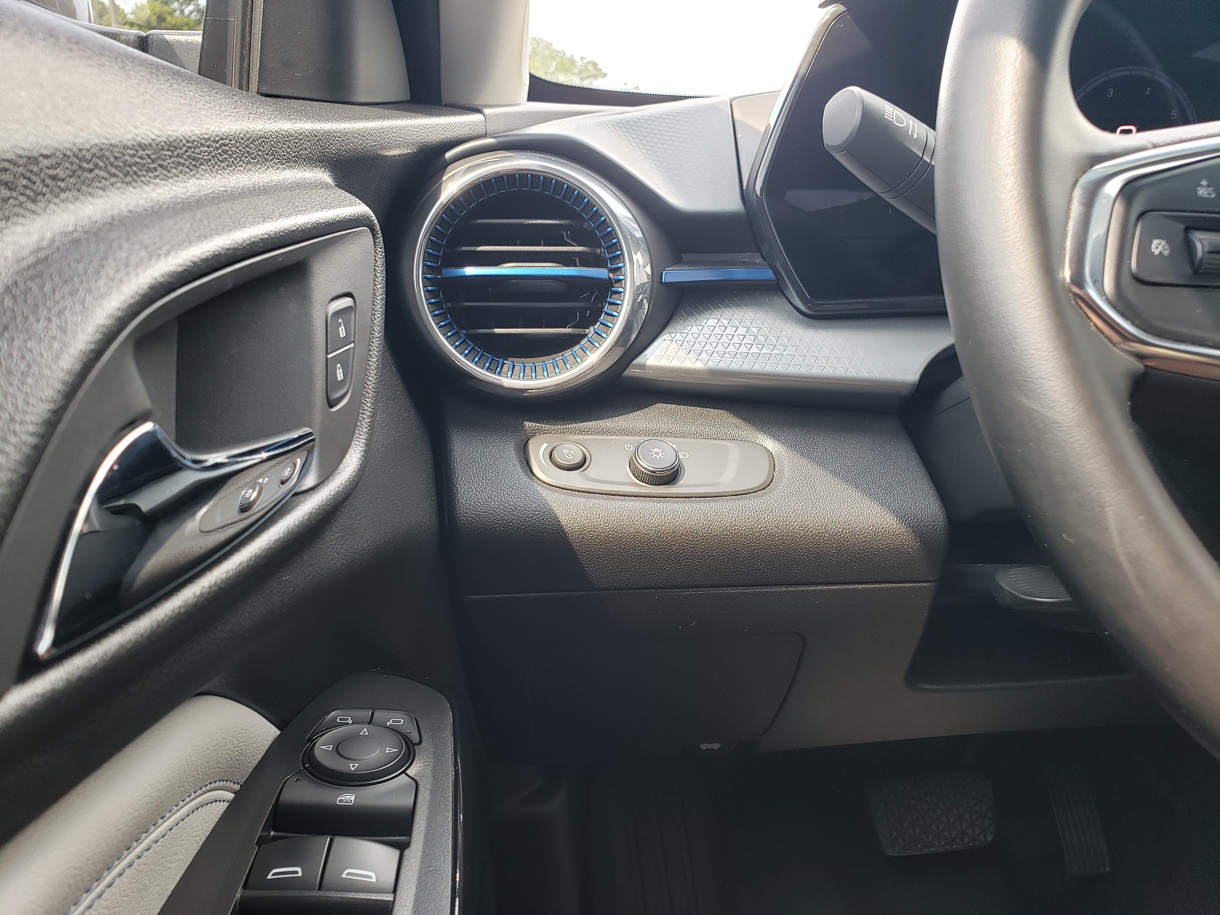 Used 2024 Chevrolet Trax LT w/ Driver Confidence Package FWD image 14