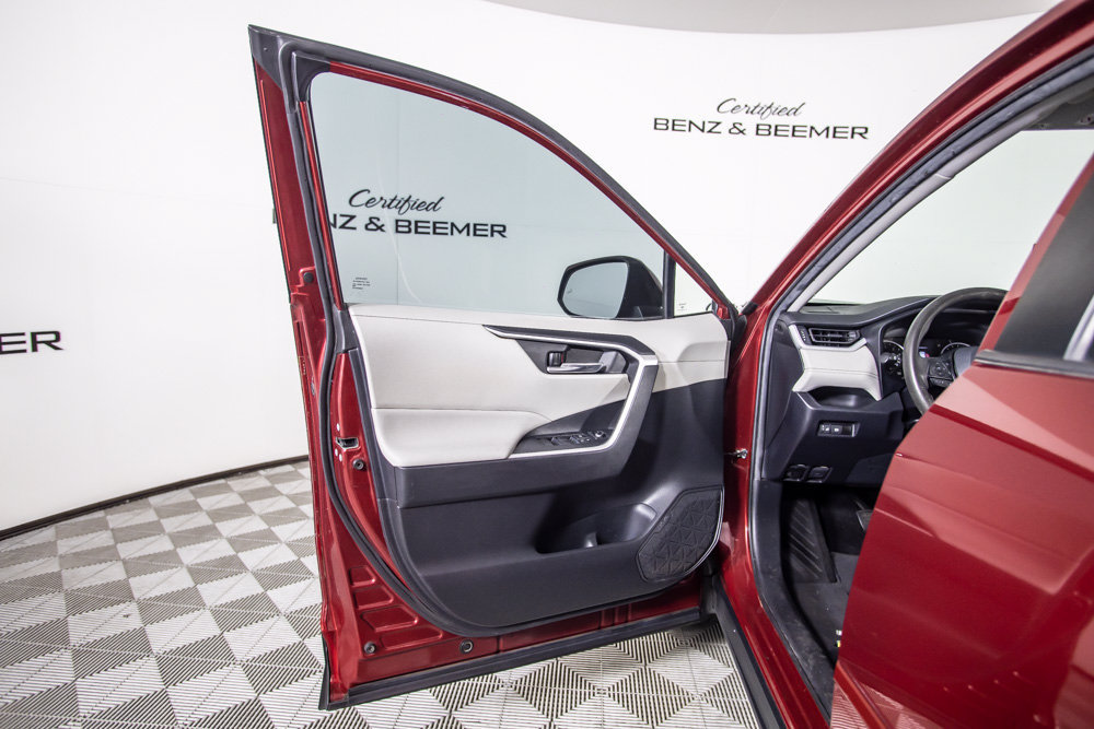 Used 2021 Toyota RAV4 XLE w/ Carpet Mat Package (TMS) FWD image 17
