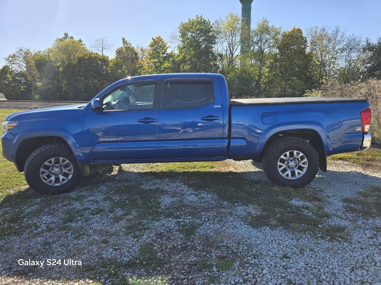 Used 2017 Toyota Tacoma TRD Sport image 9