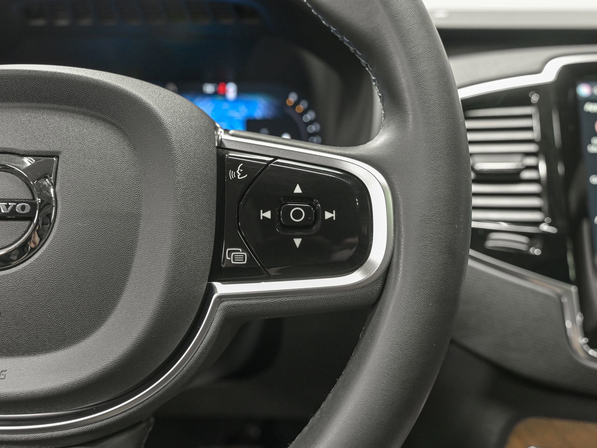 Used 2025 Volvo XC90 B6 Plus w/ Protection Package Premier AWD/4WD image 19