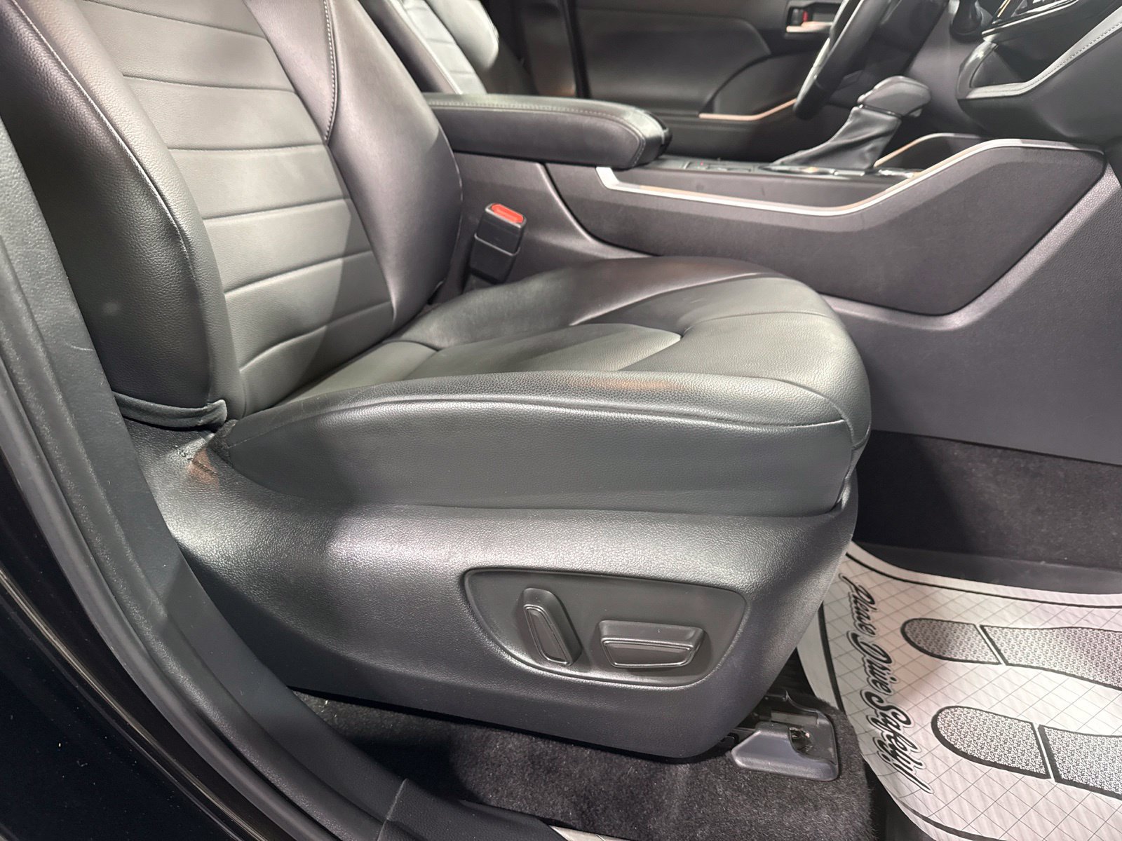 Used 2023 Toyota Highlander XLE w/ Protection Package #3 (TMS) AWD/4WD image 13