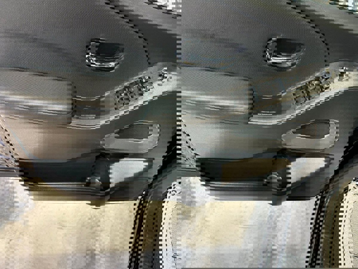 Used 2024 Nissan Frontier SV image 35