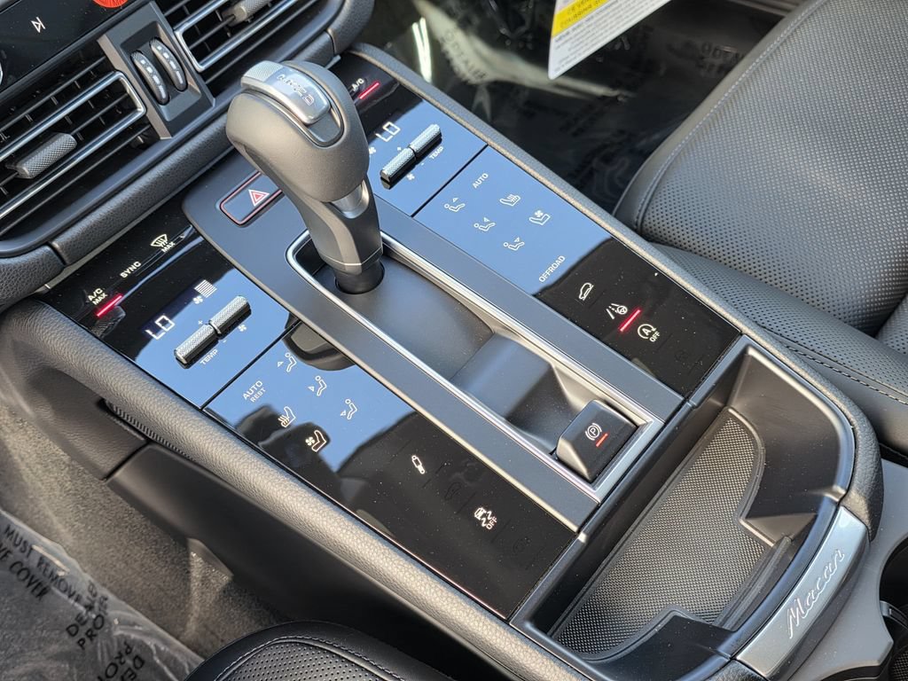 Used 2026 Porsche Macan AWD/4WD image 31