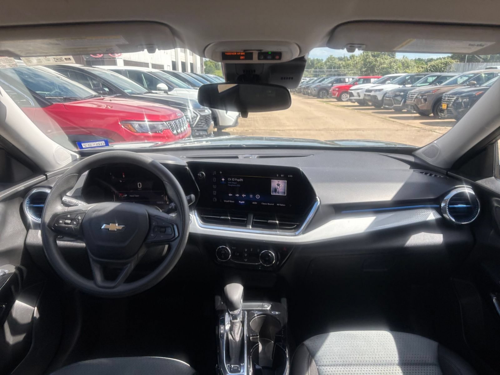 Used 2025 Chevrolet Trax LT FWD image 32