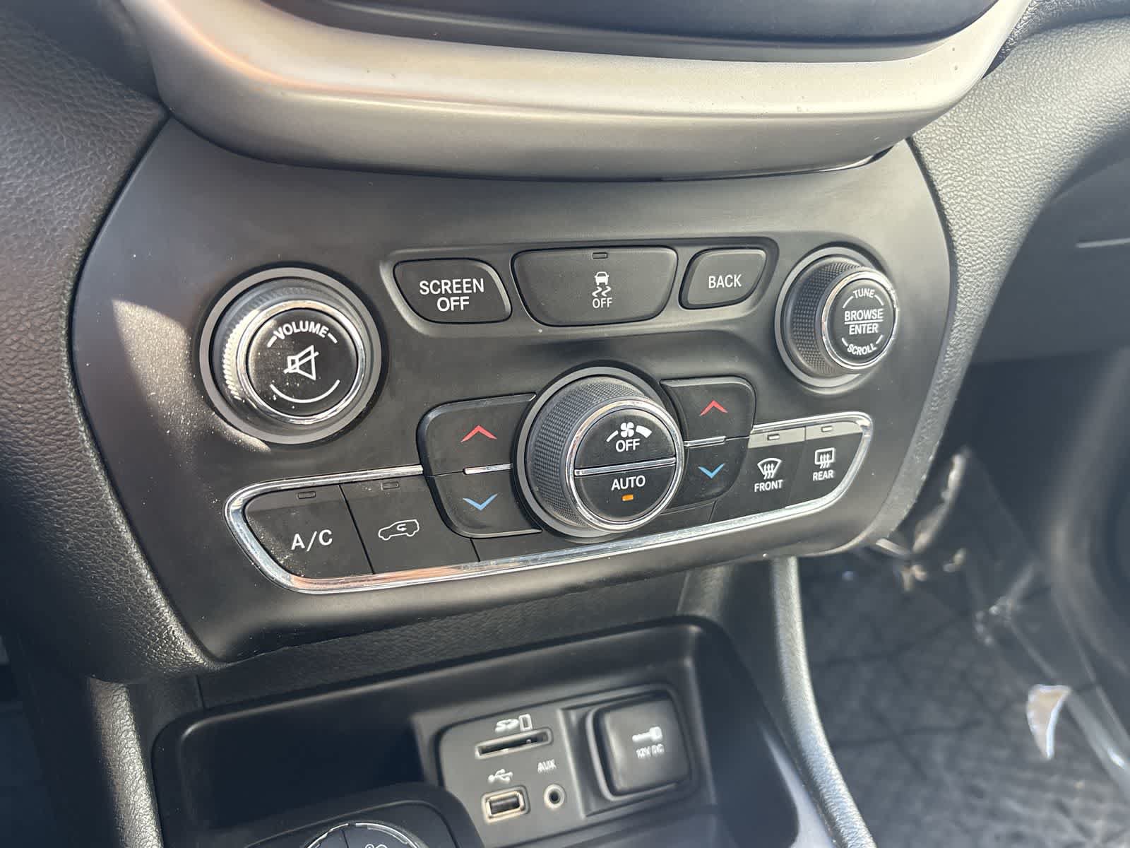 Used 2014 Jeep Cherokee Trailhawk w/ Comfort/Convenience Group AWD/4WD image 25