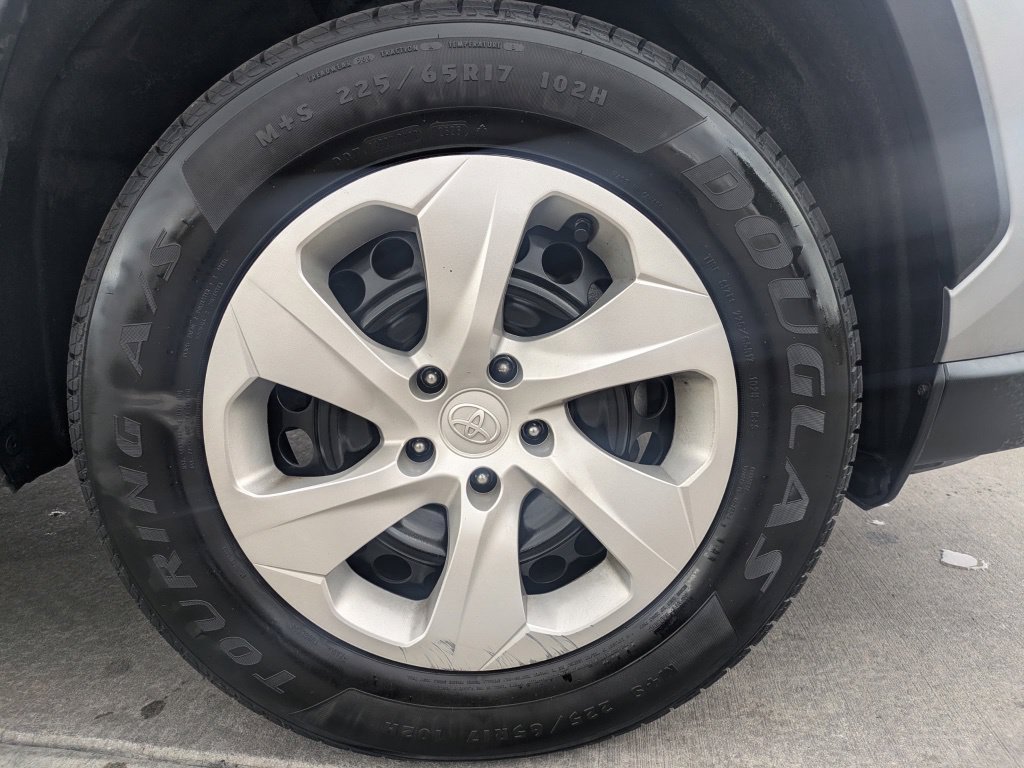 Used 2024 Toyota RAV4 LE AWD/4WD image 34