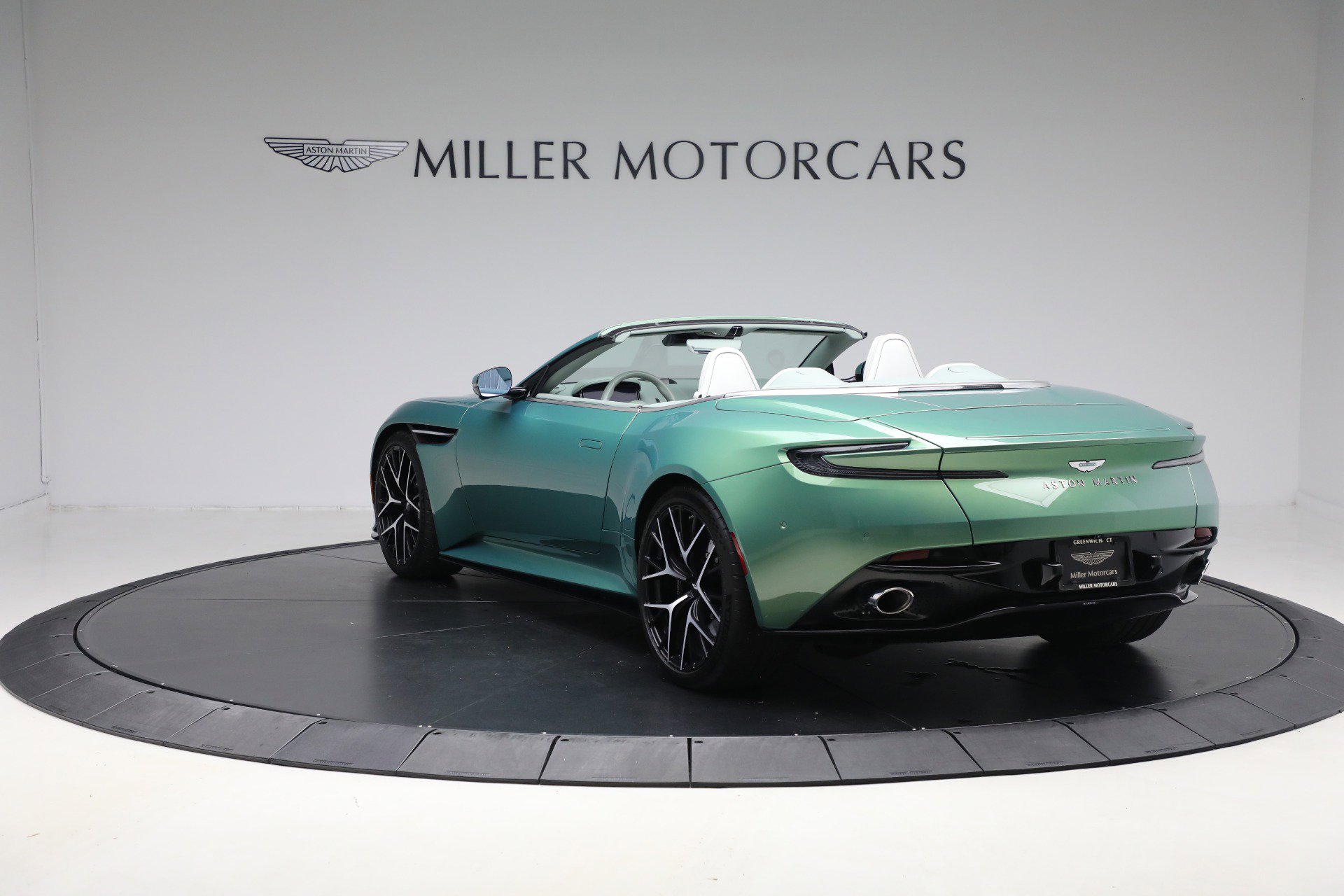 Used 2025 Aston Martin DB12 Convertible RWD image 5