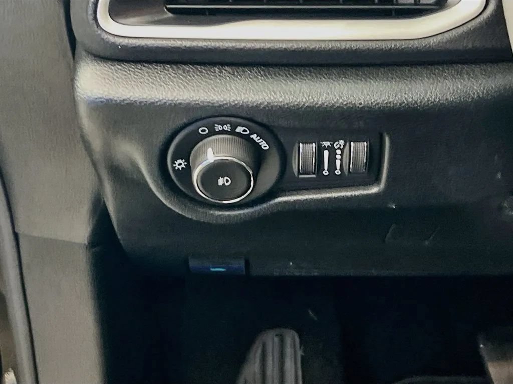 Used 2026 Chrysler Pacifica Select FWD image 11