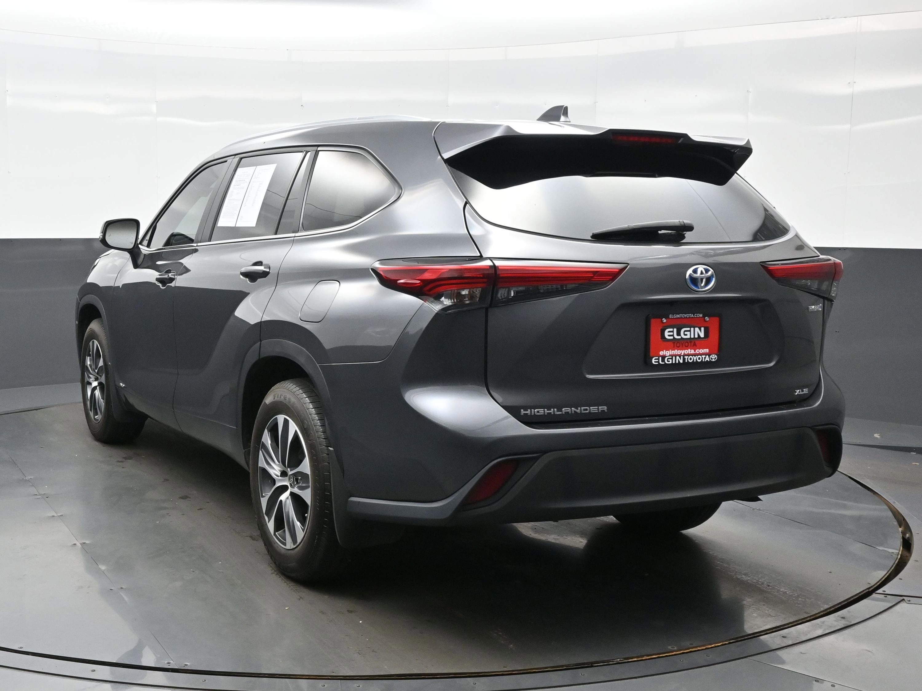Used 2023 Toyota Highlander XLE AWD/4WD image 4