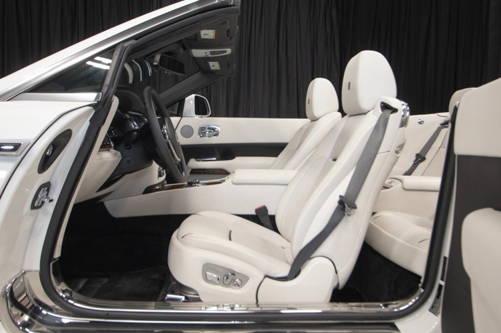 Used 2017 Rolls-Royce Dawn image 21
