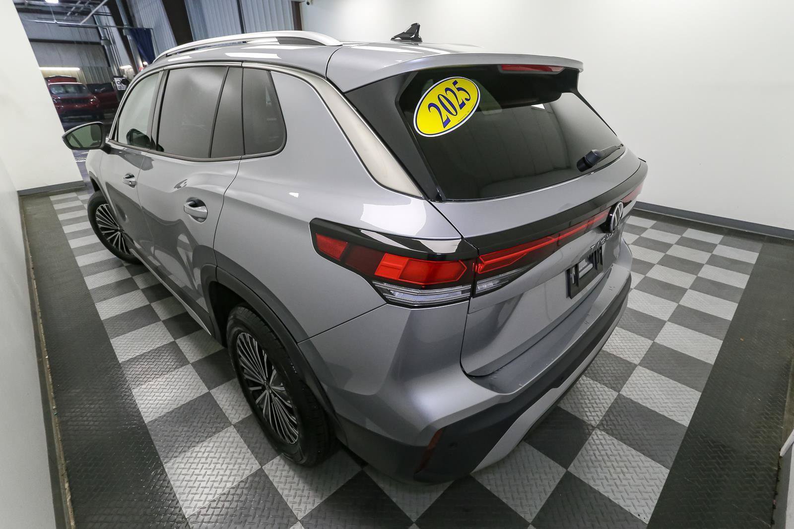 Used 2025 Volkswagen Tiguan S w/ 18" Wheel Package AWD/4WD image 10