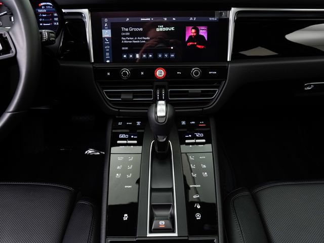 Certified 2026 Porsche Macan AWD/4WD image 23