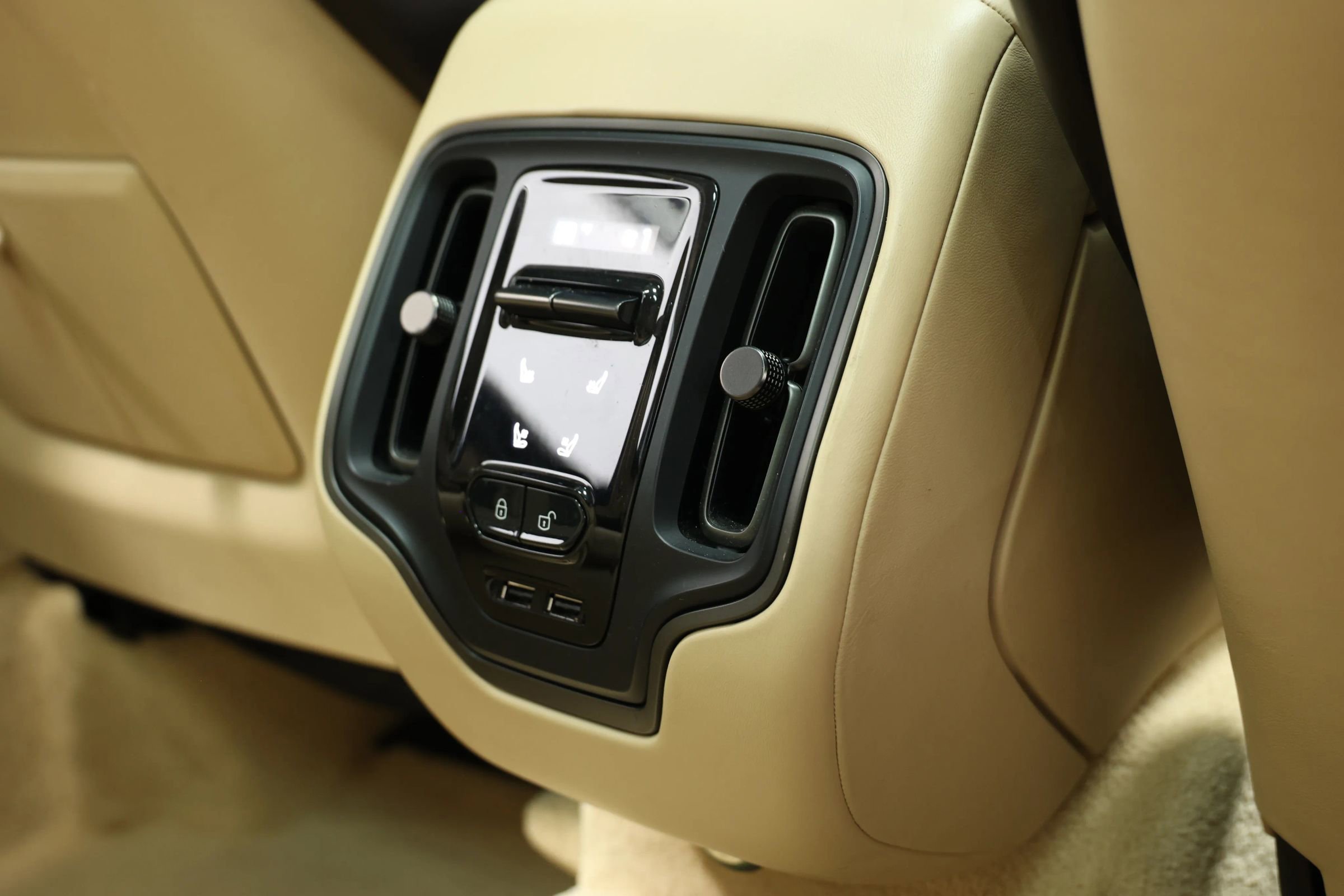 Used 2021 Aston Martin DBX image 85