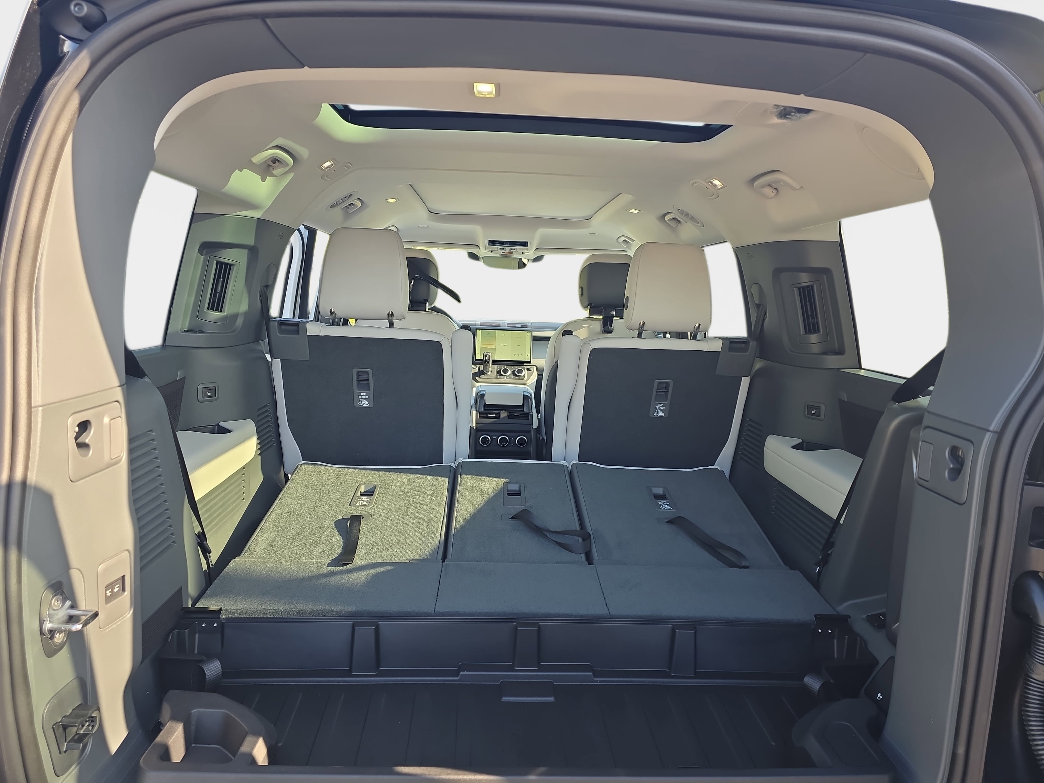 New 2026 Land Rover Defender 130 X-Dynamic SE AWD/4WD image 14