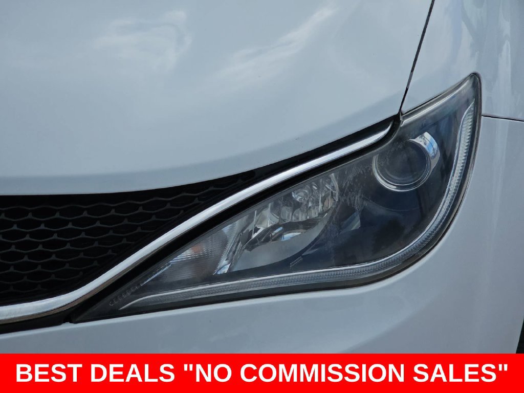 Used 2018 Chrysler Pacifica Touring-L FWD image 33