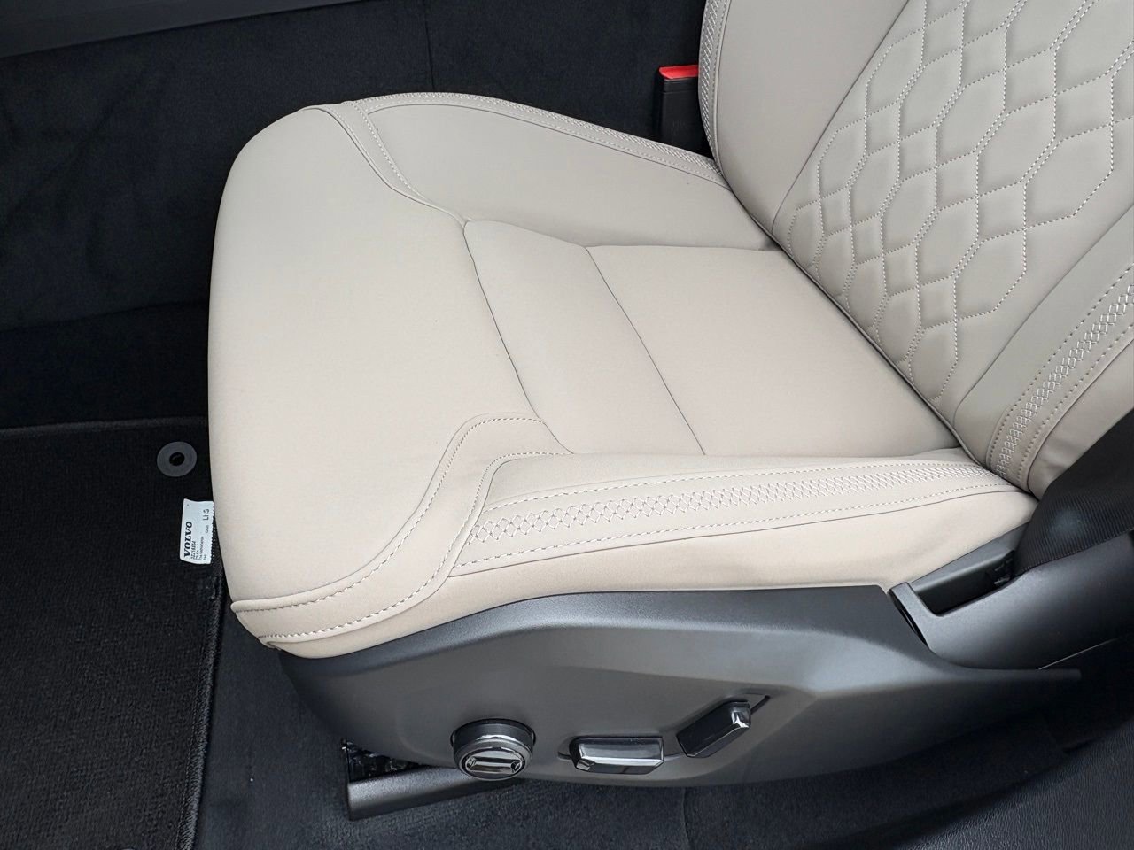 New 2026 Volvo XC60 B5 Plus w/ Protection Package Premier image 20