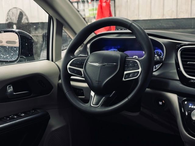 Used 2024 Chrysler Pacifica Touring-L image 28