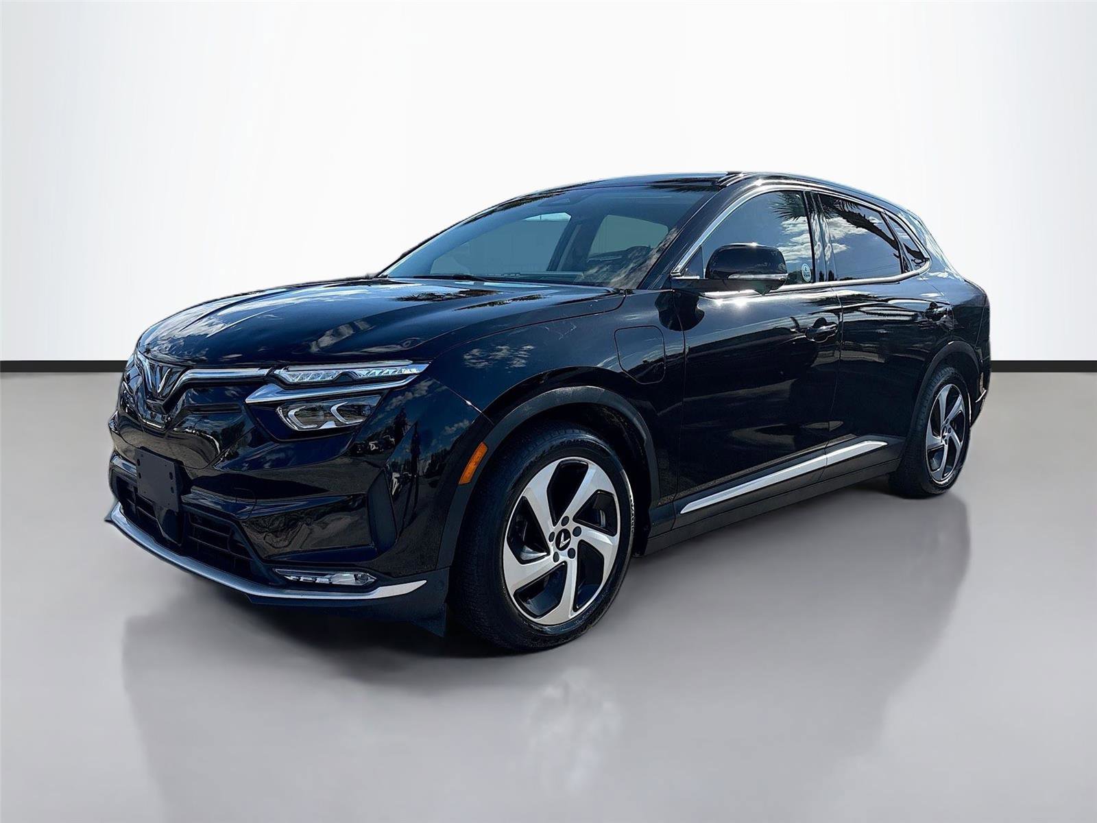 Used 2023 VinFast VF 8 Eco image 3