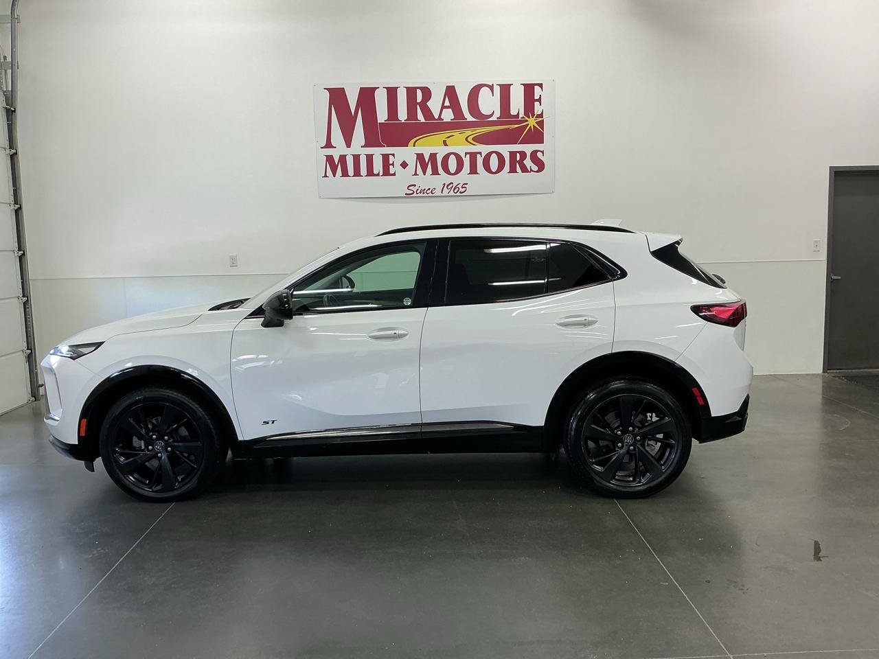 Used 2024 Buick Envision Sport Touring AWD/4WD image 2