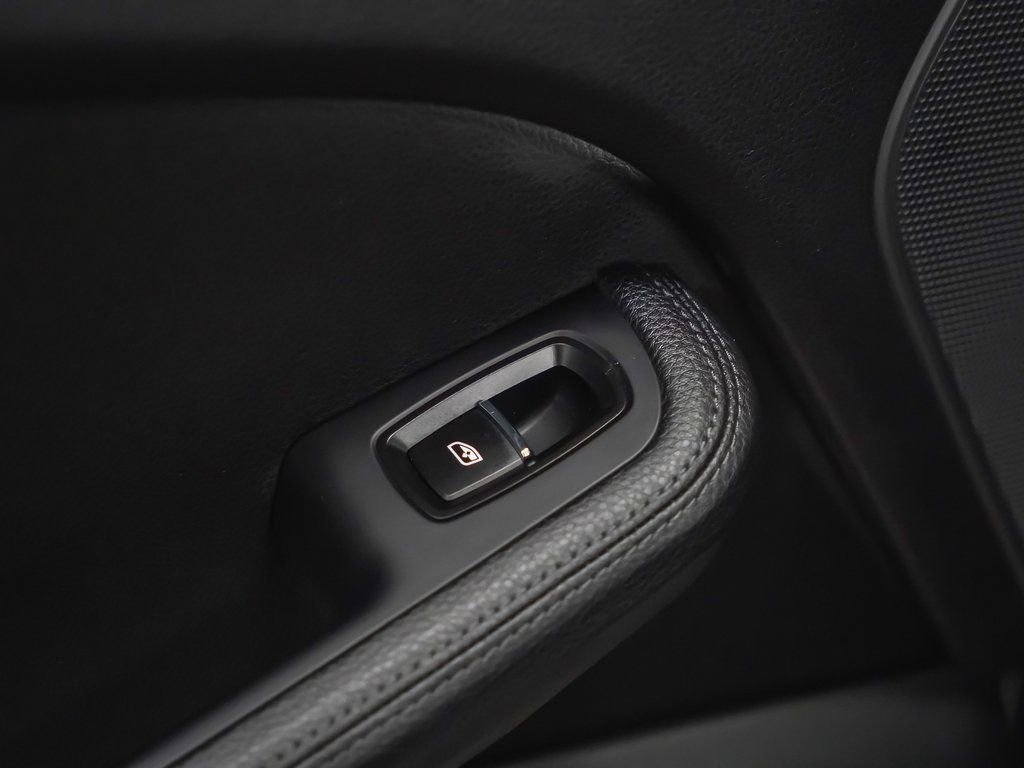 Certified 2025 Porsche Macan image 16