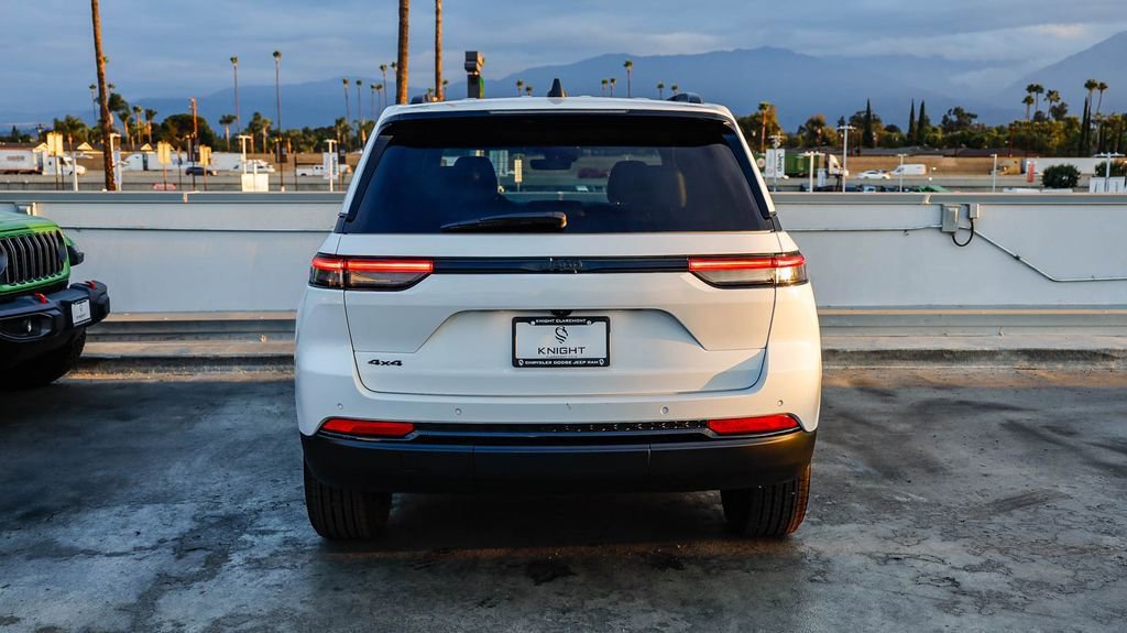 New 2025 Jeep Grand Cherokee Altitude image 8
