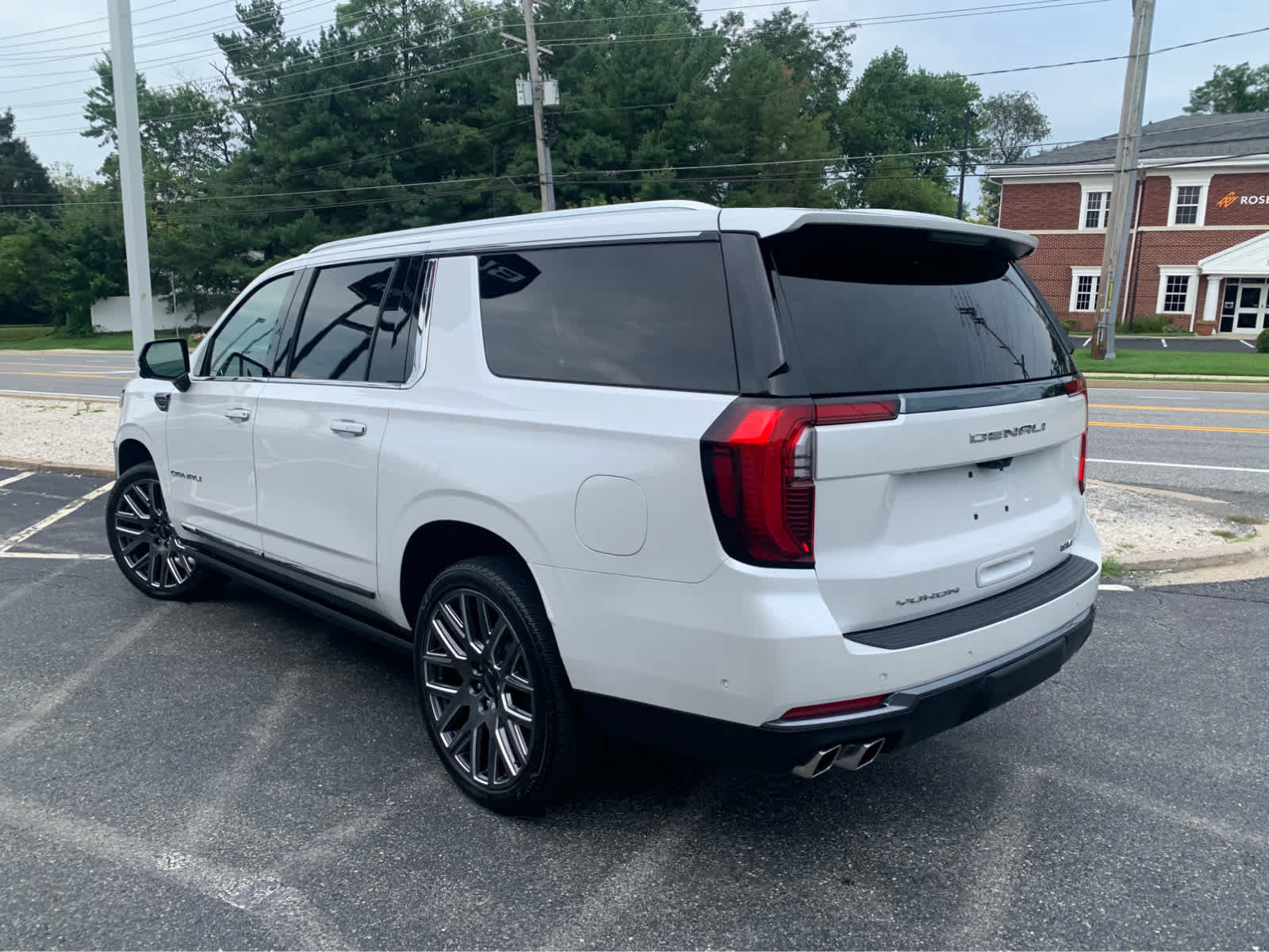 Used 2025 GMC Yukon XL Denali Ultimate AWD/4WD image 4