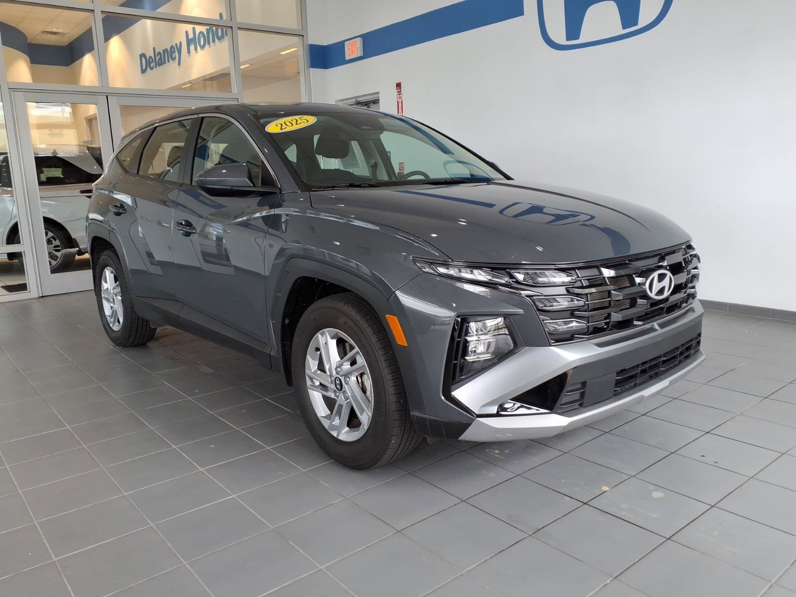 Certified 2025 Hyundai Tucson SE image 1